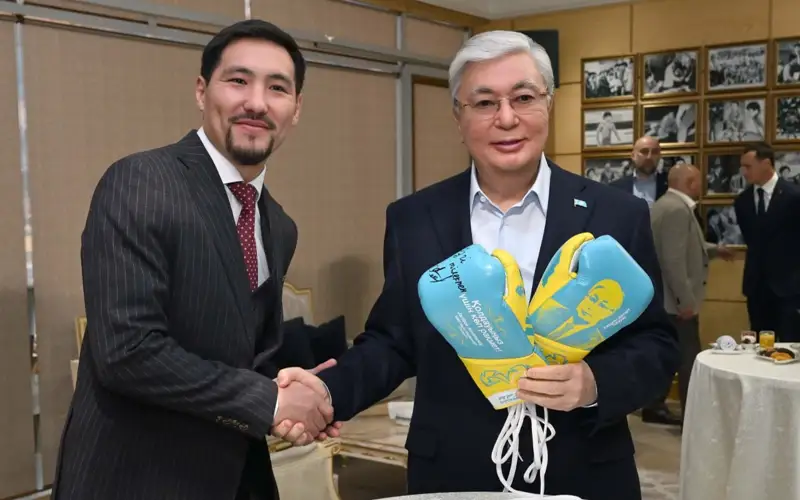 Жанибек Алимханулы подарил Касым-Жомарту Токаеву боксерские перчатки 