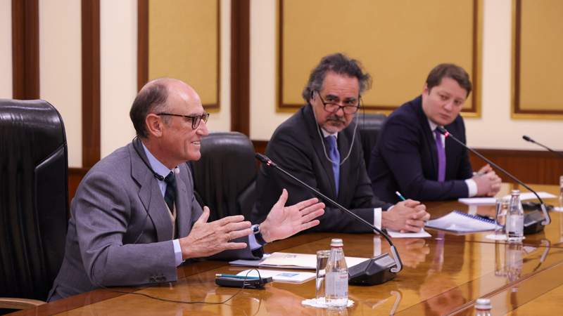 Премьер-министр РК Алихан Смаилов и исполнительный председатель компании Tecnicas Reunidas Хуан Лиадо