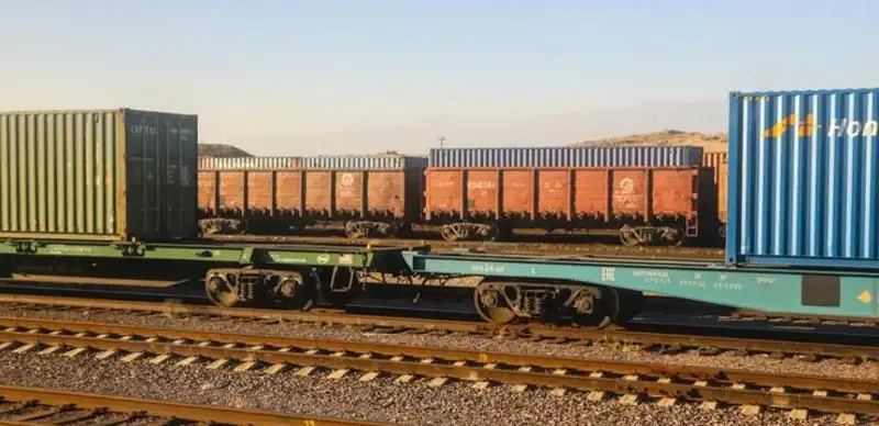 грузовой поезд