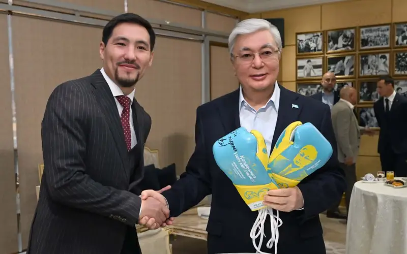 Президентке Жәнібек Әлімханұлы бокс қолғабын сыйға тартты