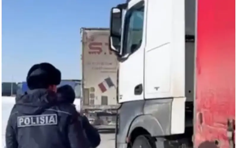 Жамбыл облысында 500-ден астам жүк көлігі тас жол бойында тұр