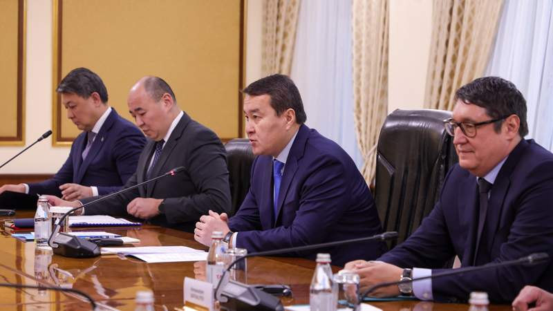 Премьер-министр РК Алихан Смаилов и исполнительный председатель компании Tecnicas Reunidas Хуан Лиадо