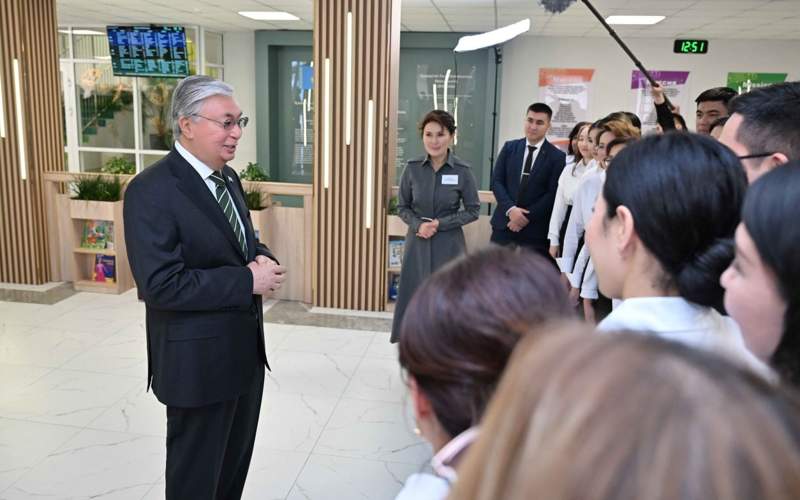 Глава государства посетил построенную на конфискованные у коррупционеров средства школу в Астане Глава государства посетил построенную на конфискованные у коррупционеров средства школу в Астане