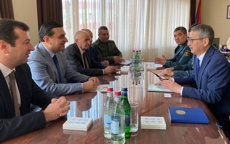 Казахстанских курсантов в Армении поздравили с Днем Независимости