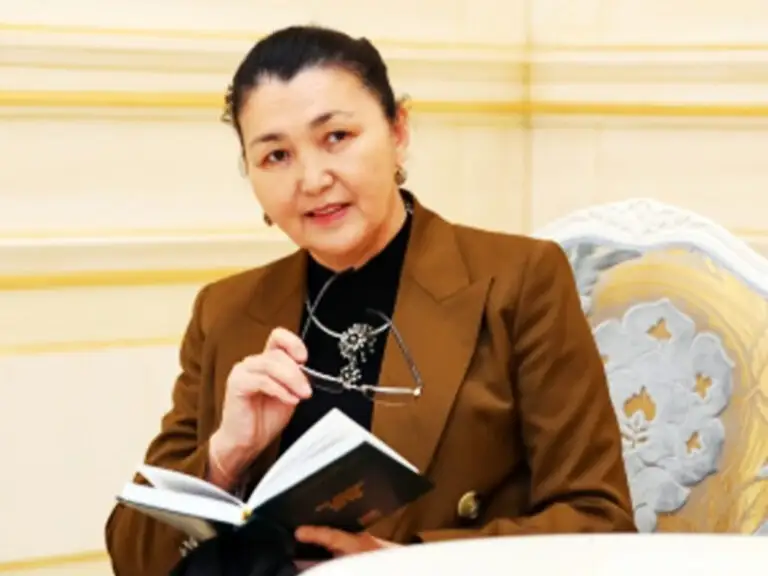 Роза МҰҚАНОВА