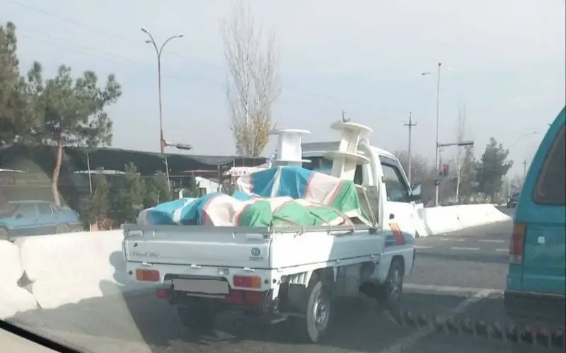 Ўзбекистонда юклар устини давлат байроғи билан ёпиб ҳаракатланган ҳайдовчи жаримага тортилди