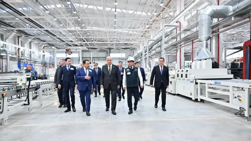 Президент Metal Former заводининг ишлаб чиқариш линияси билан танишди