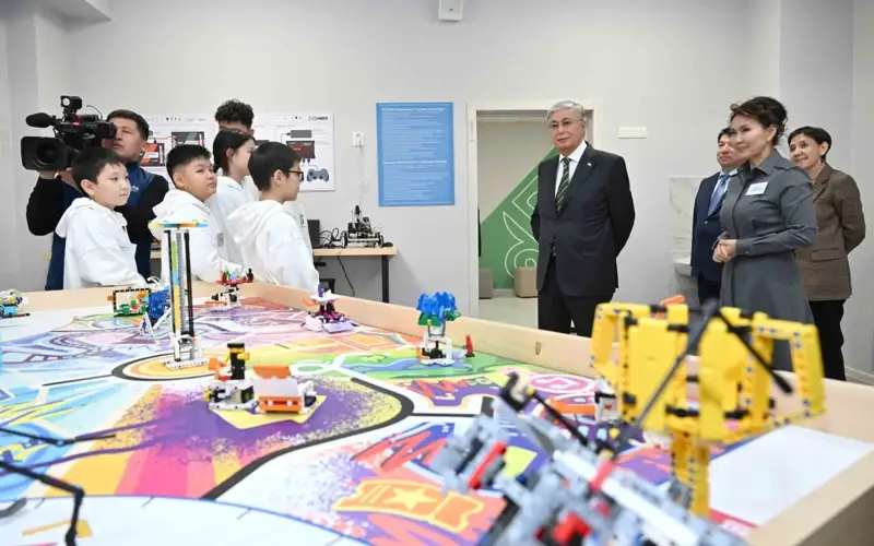 Глава государства посетил построенную на конфискованные у коррупционеров средства школу в Астане