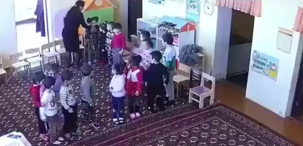 Ózbekstanda balalardy teýip, taıaqpen urǵan balabaqsha qyzmetkeri jumystan qýyldy