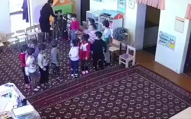 Ўзбекистонда боғчада болаларни тепиб, таёқ билан уриб машғулот ўтган тарбиячилар ишдан олинди