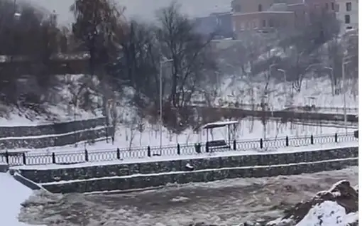 Паводок на реке Есентай в Алматы