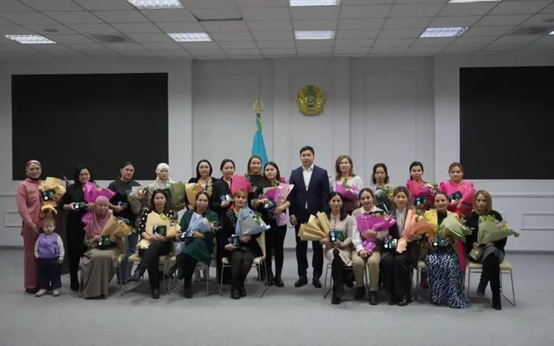 Около ста астанчанок наградили нагрудными знаками «Алтын алқа» и «Күміс алқа»