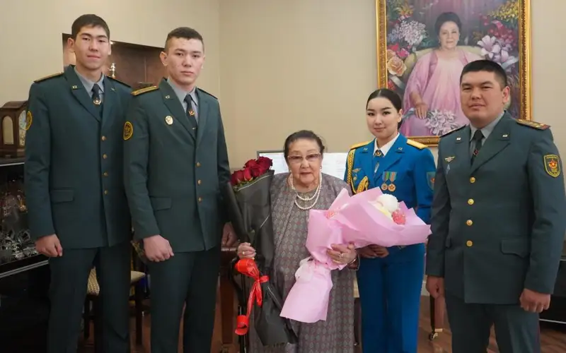 Военнослужащие поздравили Бибигуль Тулегенову с 94-летием