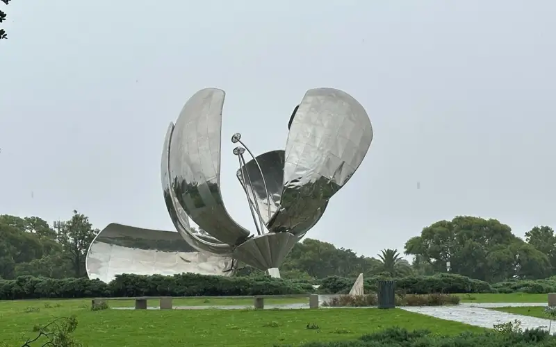 Штормовой ветер сломал одну из главных достопримечательностей столицы Аргентины — механический цветок Флоралис Хенерика