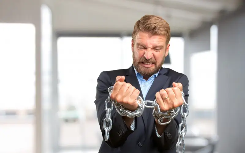 сдерживать эмоции