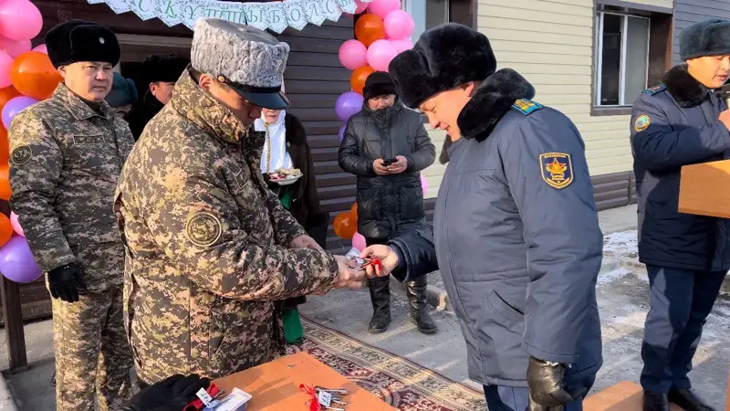 Военнослужащие Сил воздушной обороны РК получили ключи от квартиры