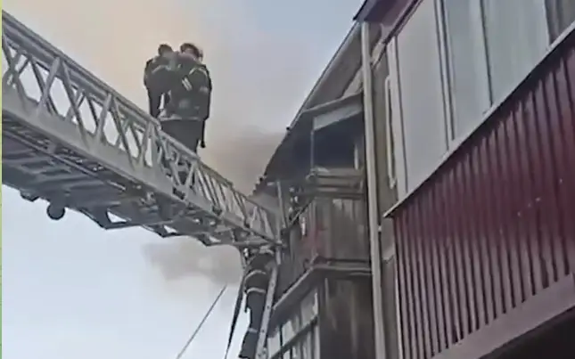 Павлодарские пожарные спасли ребенка из горящей квартиры