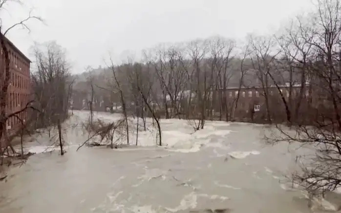 АҚШда бўрон оқибатида уч киши ҳалок бўлди, минглаб одамлар электрсиз қолди