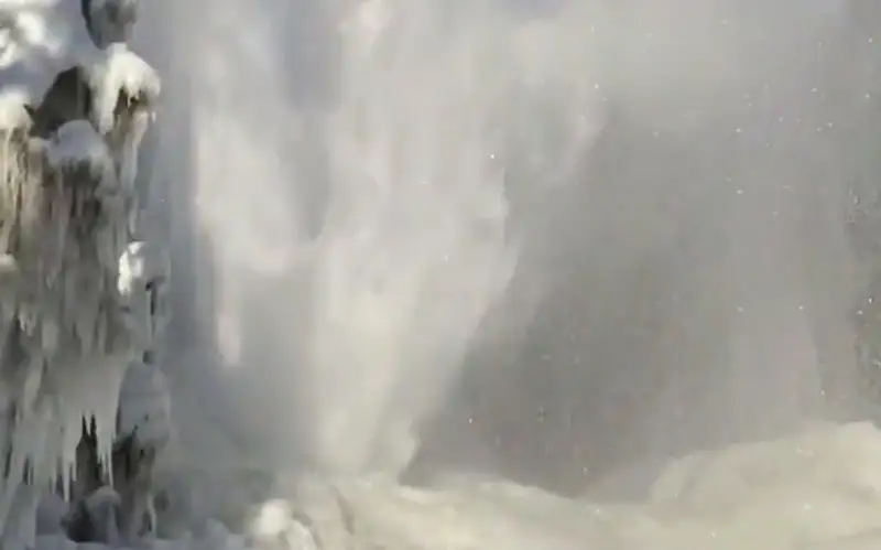 Фонтан из-под земли: водопровод прорвало в Алматинской области 