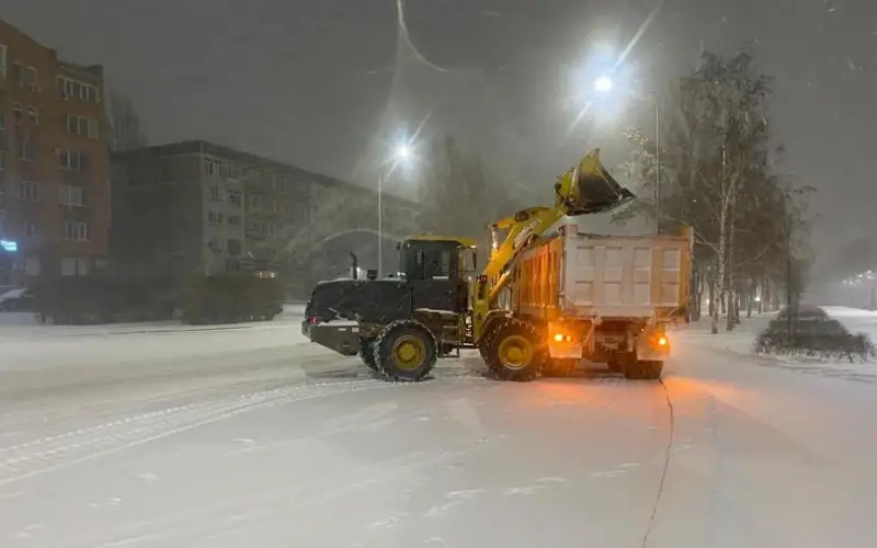 Более 2300 рабочих и 1400 единиц спецтехники убирают снег в Астане