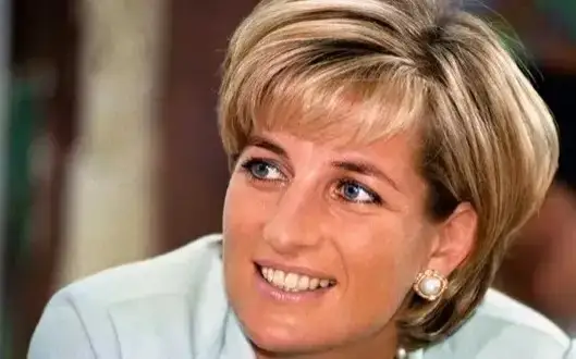 Малика Диананинг либоси ким ошди савдосида миллион доллардан кўпроққа сотилди