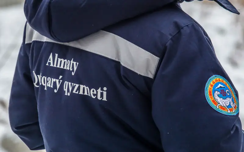 Пожилого мужчину спасли из горящей квартиры в Алматы