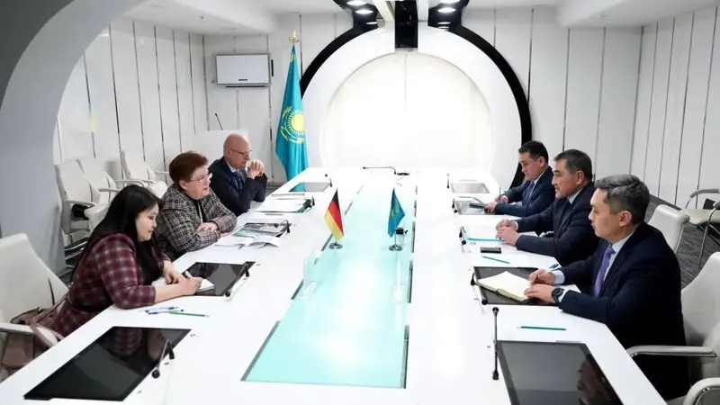 水资源和灌溉部部长会见德国驻哈大使