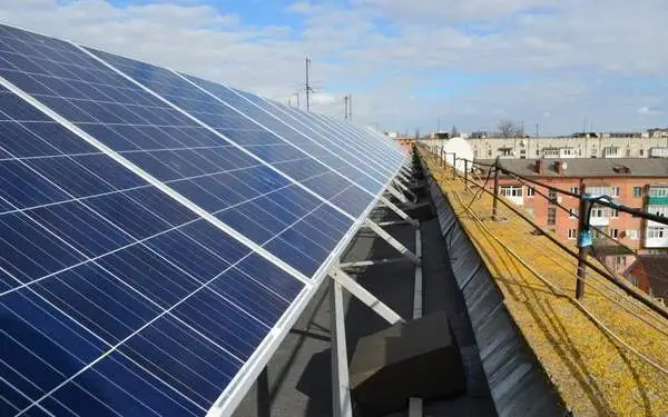 Устанавливать на крышах строящихся многоэтажек солнечные панели предлагают в Кыргызстане