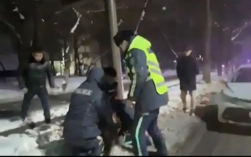 Конфликт произошел между полицейскими и мужчинами в Алматы