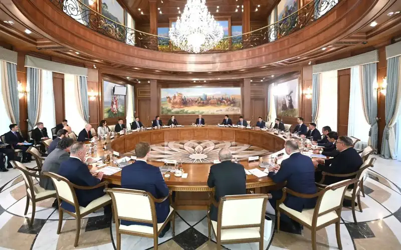 Давлат раҳбари бизнес вакиллари билан учрашди