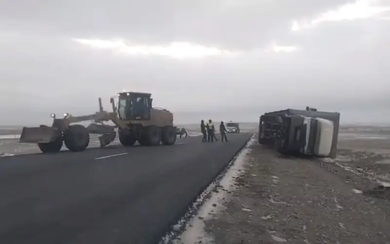 Большегруз опрокинулся из-за сильного ветра на трассе в области Абай