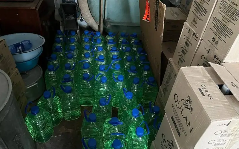 977 литров незаконного алкоголя изъяли в пригороде полицейские СКО