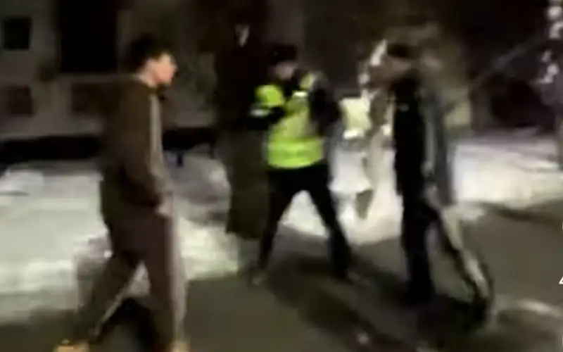 Almatyda jastar men polıtseılerdiń tóbelesi vıdeoǵa túsip qalǵan