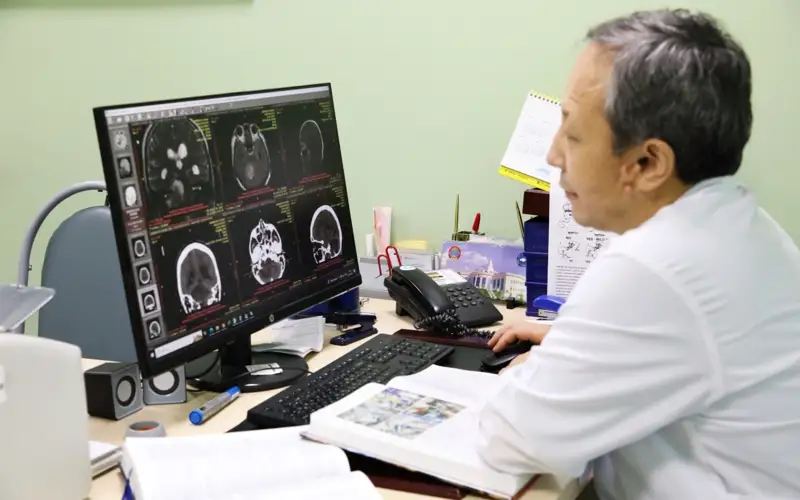 Опухоль головного мозга размером с яблоко удалили женщине в Астане