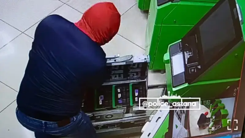 Astanada burynǵy ınkassator bankomattan aqsha urlady degen kúdikpen ustaldy 