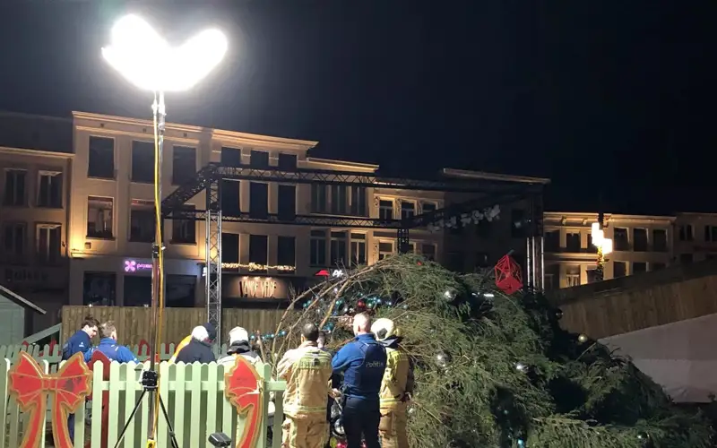 Рождественская елка упала в Бельгии: погибла женщина