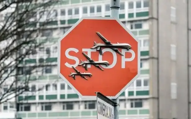Londonda qoıylǵan Benksı graffıtıin bir saǵattan soń urlap ketti