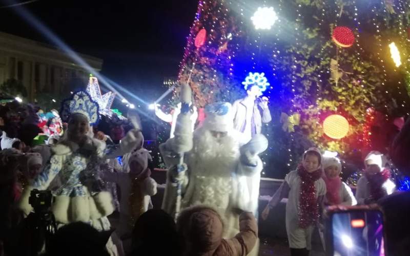  Огни главной новогодней ёлки зажгли в Шымкенте