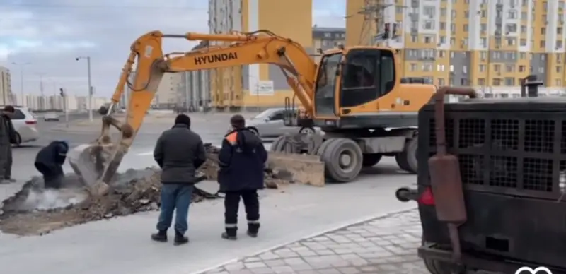 Жители Актау остались без горячей воды и отопления из-за аварии на теплосетях