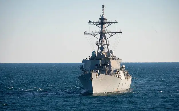 Военный корабль США и танкеры подверглись нападениям в Красном море