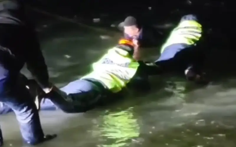 Өзеннің мұзы ойылғанда суға түсіп кеткен екі адам құтқарылды