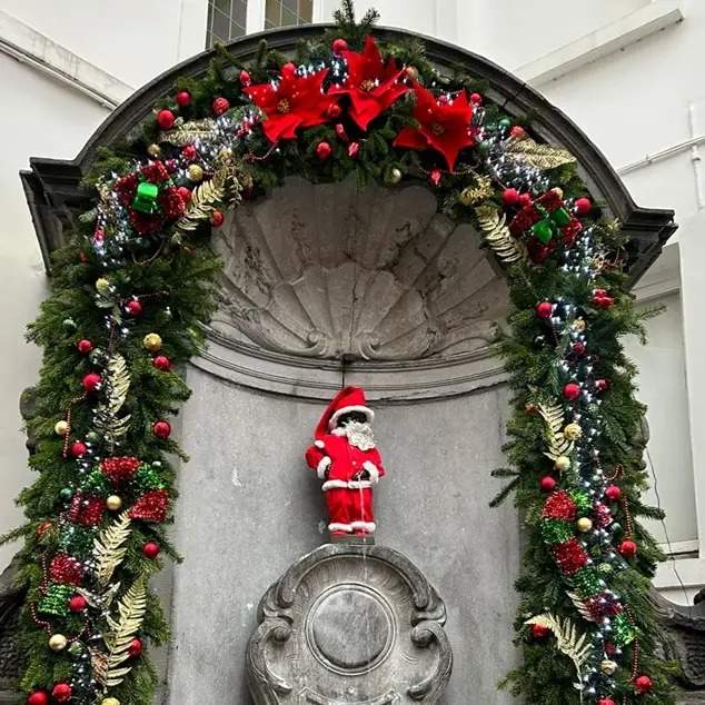  Manneken Pis dressed as Santa Claus