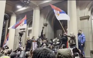 Намойишчилар Белграддаги маъмурий бинони эгаллашга уринмоқда