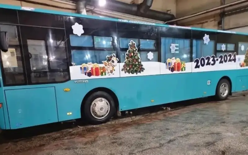 Семь новогодних автобусов курсируют по улицам Караганды