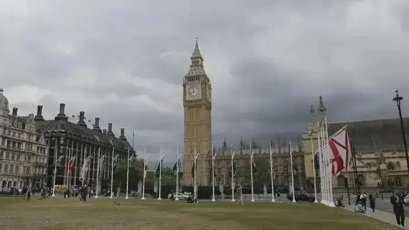 Буюк Британияда шифокорлар мамлакат тарихидаги энг узоқ давом этган норозилик намойишини уюштиришди