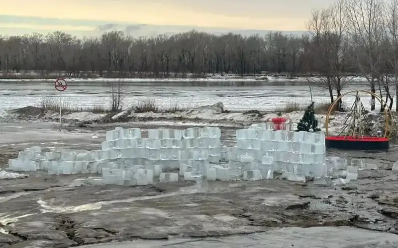 مۇز قالاشىق ەرىپ جاتىر