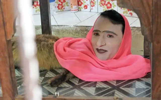 زووپاركتە تۇلكى بولىپ جۇمىس ىستەيتىن ادام