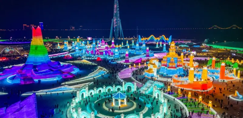 Харбиндаги муз ва қор фестивалида 520 метрли тепалик қурилди