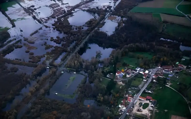 Nıderlandta ózen sýy arnasynan asyp, jurt ábigerge túsip jatyr