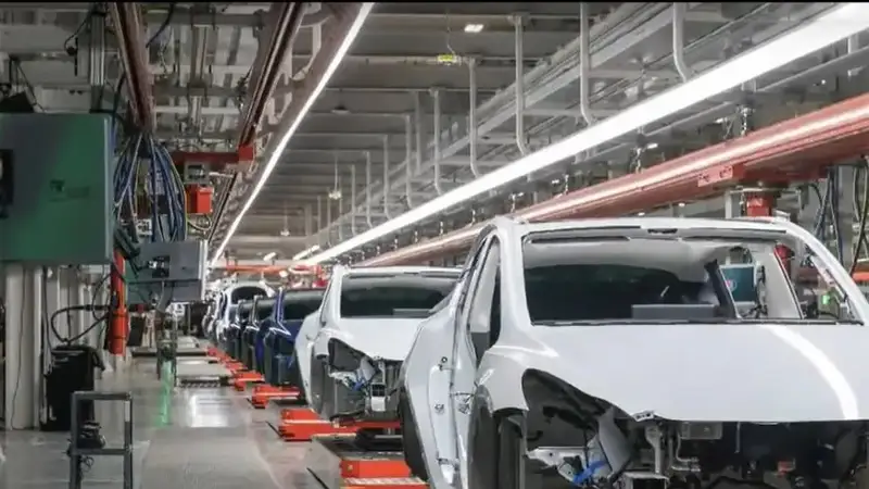 Tesla заводида робот компания муҳандисига ҳужум қилди